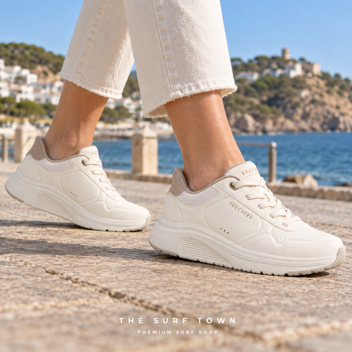 zapatillas skechers uno lite off white para mujer en una imagen editorial propia de surf town