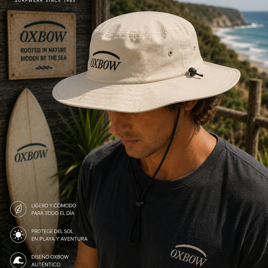 Sombrero Oxbow Ebush Dune beige hombre en escenario coastal premium con estética editorial surf cinematográfica