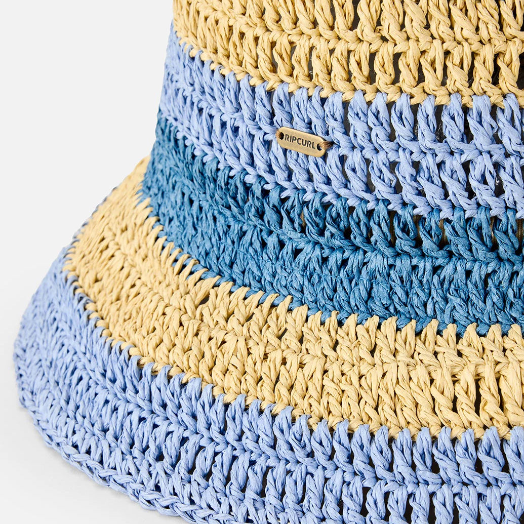 Gorro Rip Curl Crochet Blue Natural tipo bucket de crochet en tonos azul y natural para playa, verano y estilo surf lifestyle