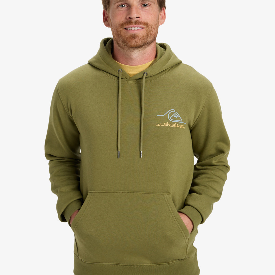 Sudadera con capucha para hombre, de color verde khaki, con diseño de logo Quiksilver en pequeño formato en pecho y grande en la espalda.