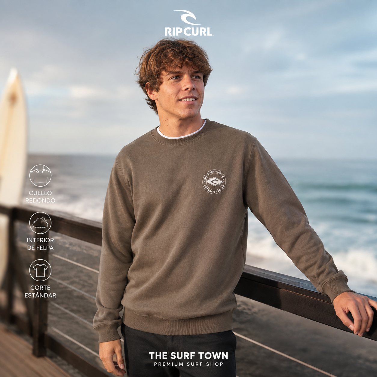 Sudadera Rip Curl Staple Rock para hombre en una terraza frente al océano, imagen editorial propia de THE SURF TOWN