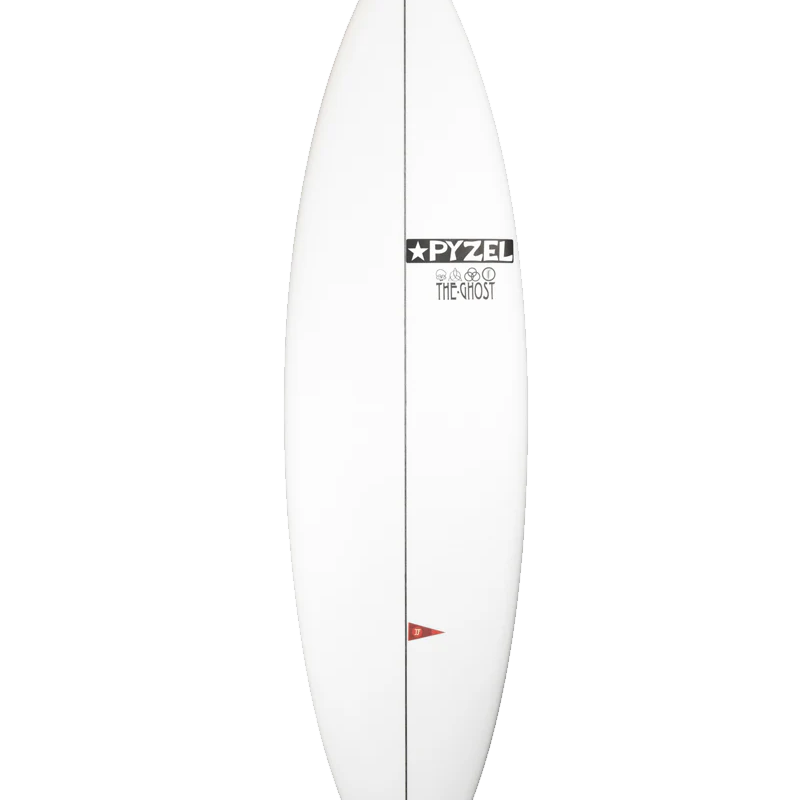 Tabla de surf Pyzel Ghost en fotografía editorial propia de THE SURF TOWN con ambiente surf premium, mar azul, luz solar diurna y fondo costero lifestyle para destacar uno de los modelos de alto rendimiento más versátiles de Pyzel Surfboards.