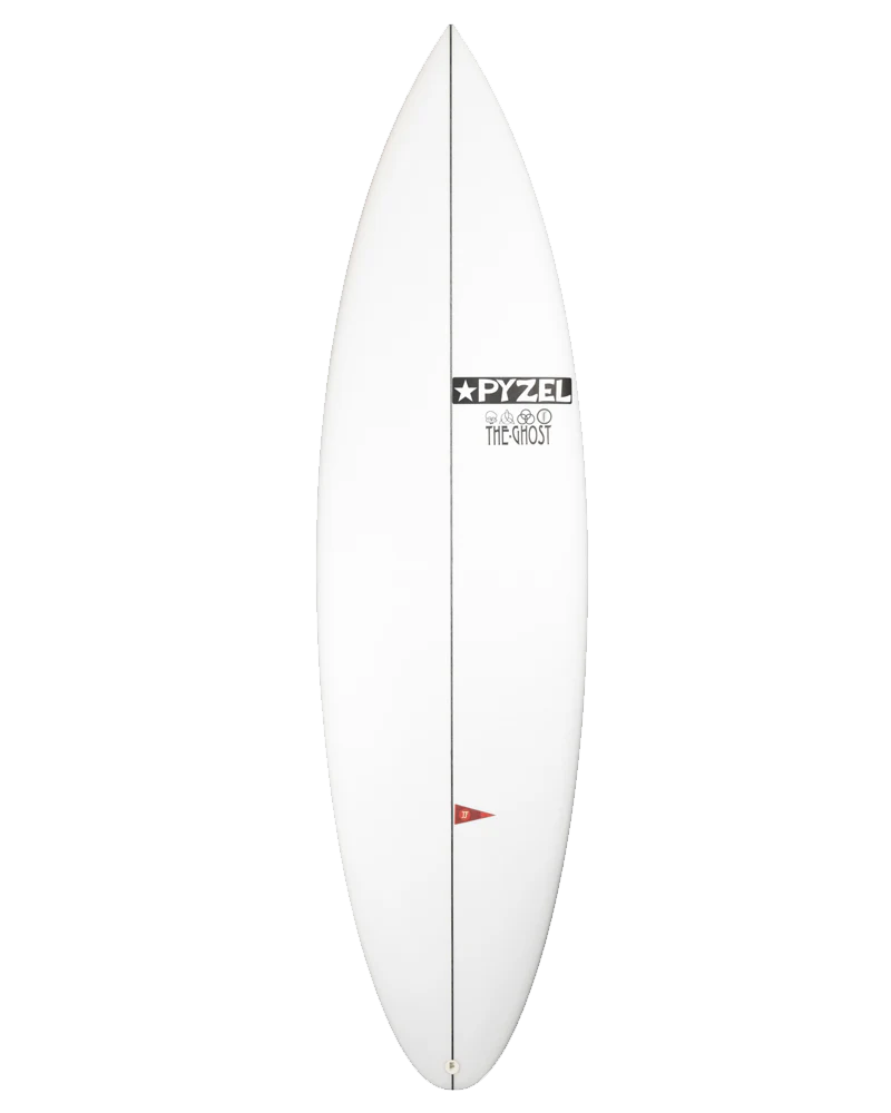 Tabla de surf Pyzel Ghost en fotografía editorial propia de THE SURF TOWN con ambiente surf premium, mar azul, luz solar diurna y fondo costero lifestyle para destacar uno de los modelos de alto rendimiento más versátiles de Pyzel Surfboards.