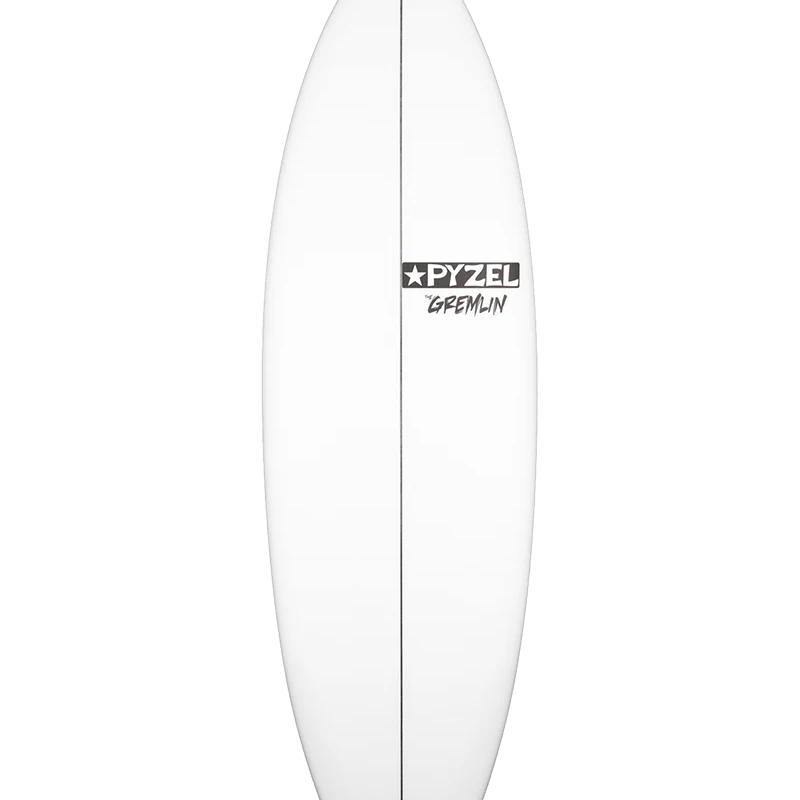 Tabla de surf Pyzel Gremlin en fotografía editorial propia de THE SURF TOWN con ambiente surf premium, playa de aguas cristalinas, luz solar diurna y fondo lifestyle costero para destacar este modelo de alto volumen y gran velocidad para olas pequeñas y medianas.