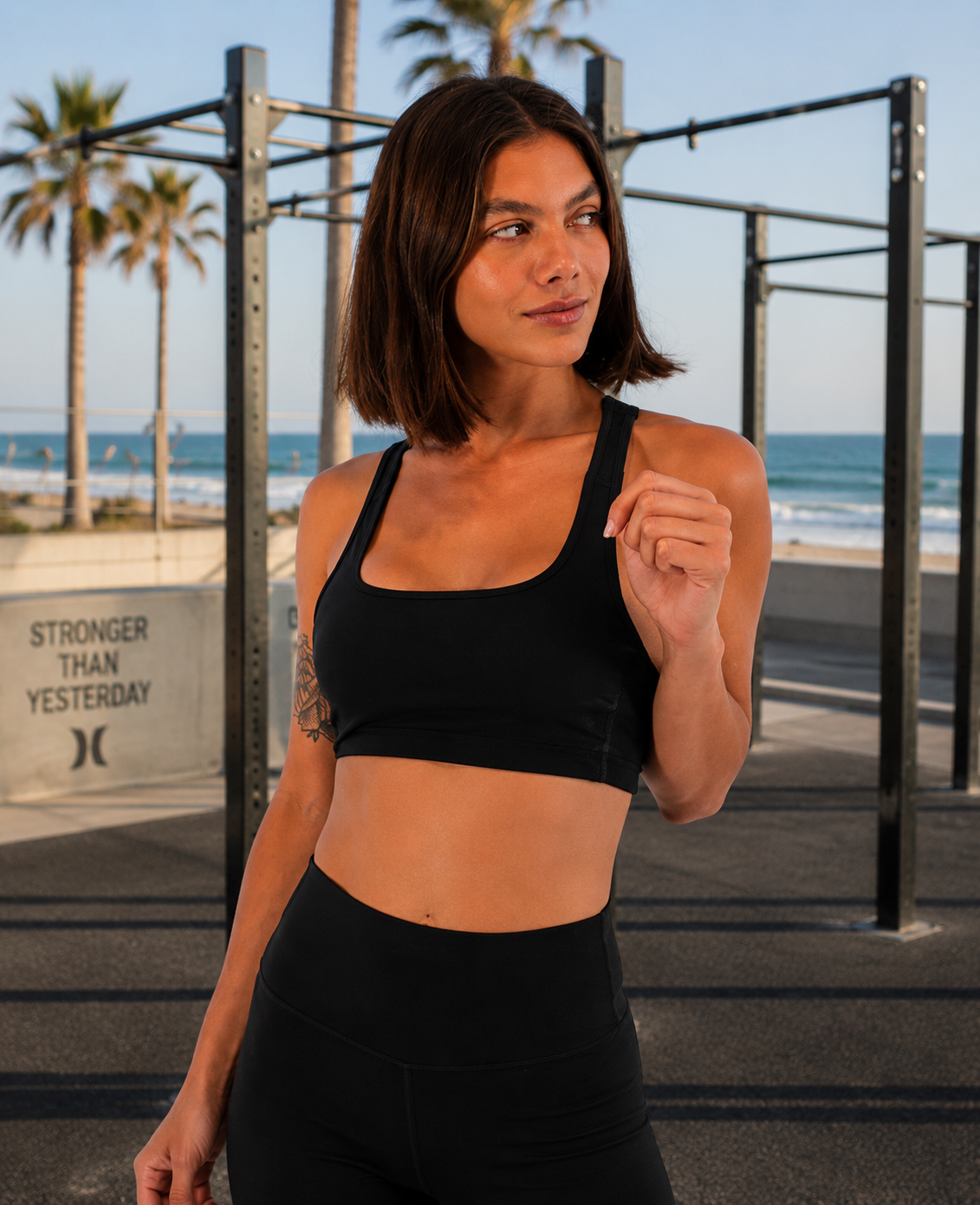 Top deportivo Hurley Woman Active Racer Black para mujer en gimnasio outdoor frente al mar estilo coastal fitness lifestyle