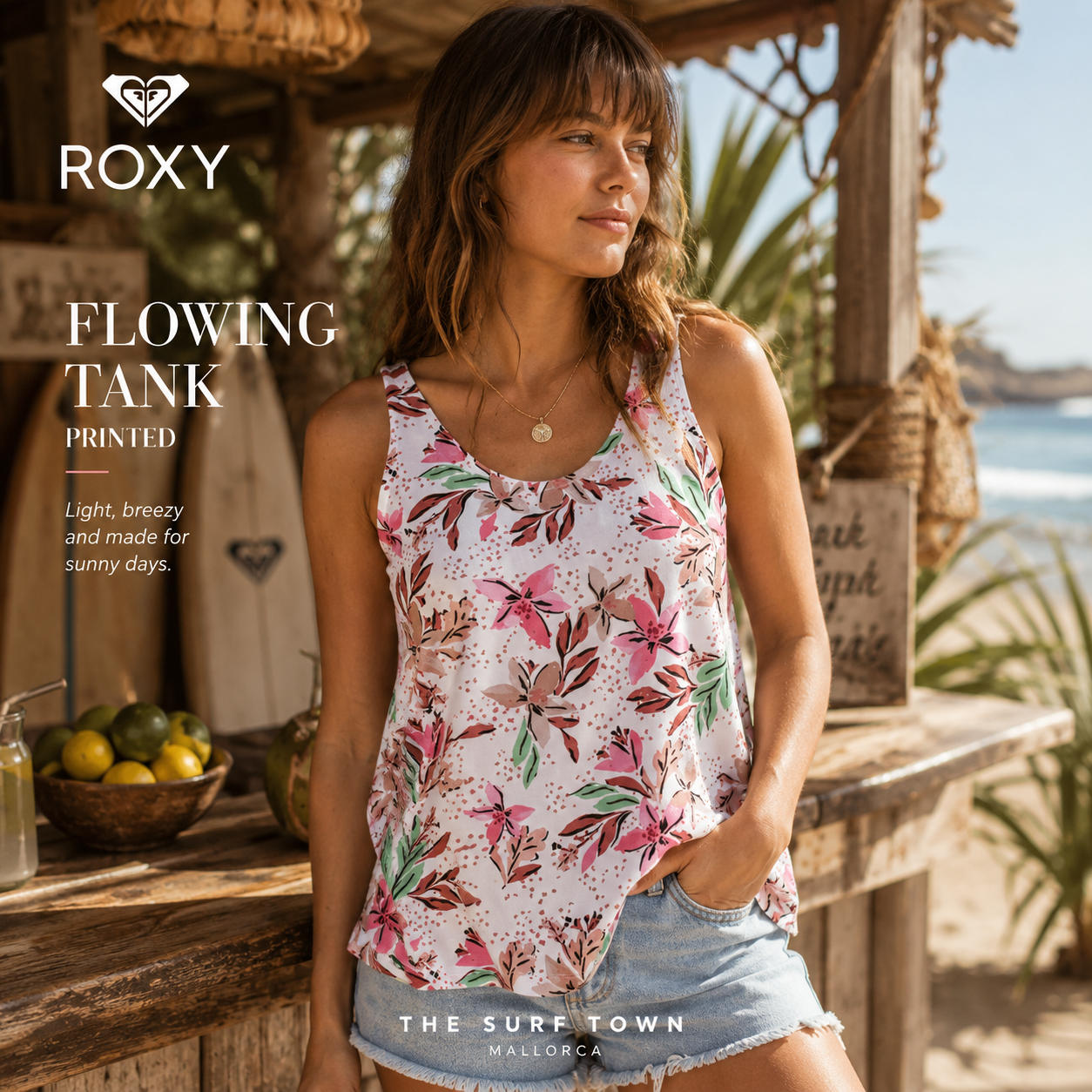 Top Roxy Flowing Tank Printed Snow White Happy Tropical en fotografía editorial propia de THE SURF TOWN junto a beach bar tropical con estilo surf lifestyle femenino y luz natural diurna