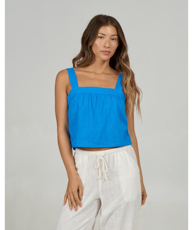 Top Salty Crew Charter Cami Bold Blue para mujer con tirantes, tejido ligero y estilo veraniego inspirado en la moda costera
