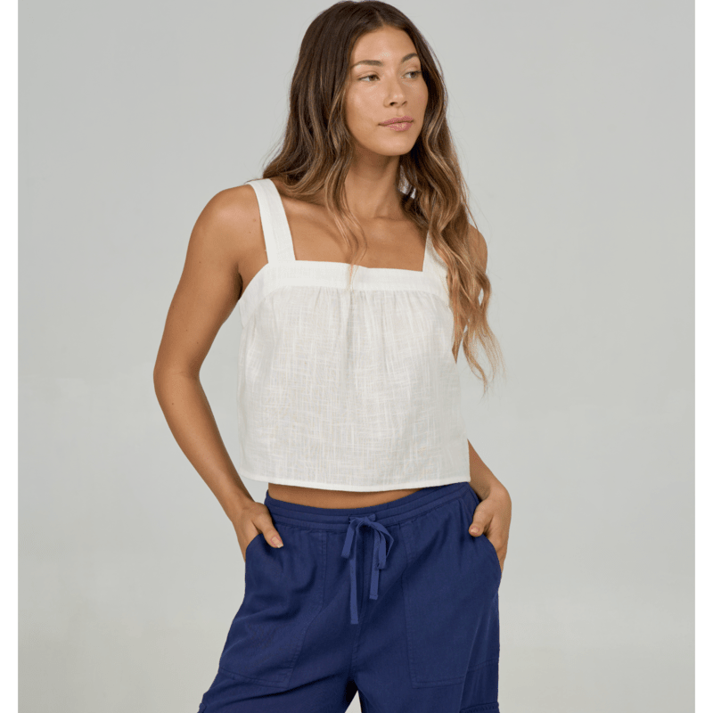 Top Salty Crew Charter Cami Off White para mujer con tirantes, tejido ligero y estilo veraniego inspirado en la moda costera
