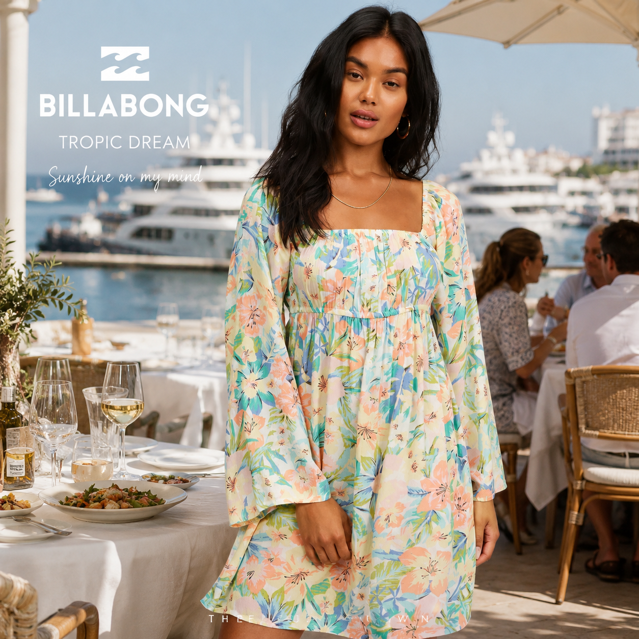 Vestido Billabong Tropic Dream en fotografía editorial propia de THE SURF TOWN en restaurante mediterráneo premium frente al puerto deportivo con estilo surf lifestyle femenino