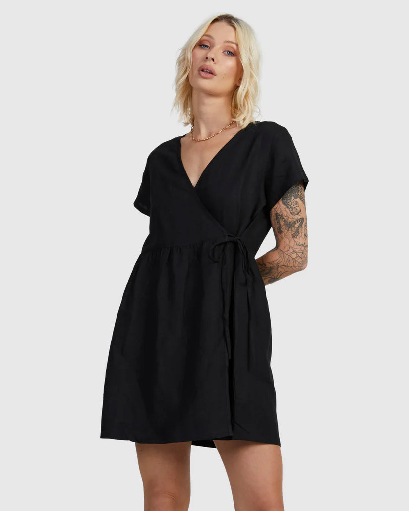 Mini vestido RVCA Wrapped Washed Black para mujer vestido negro corto con escote en pico