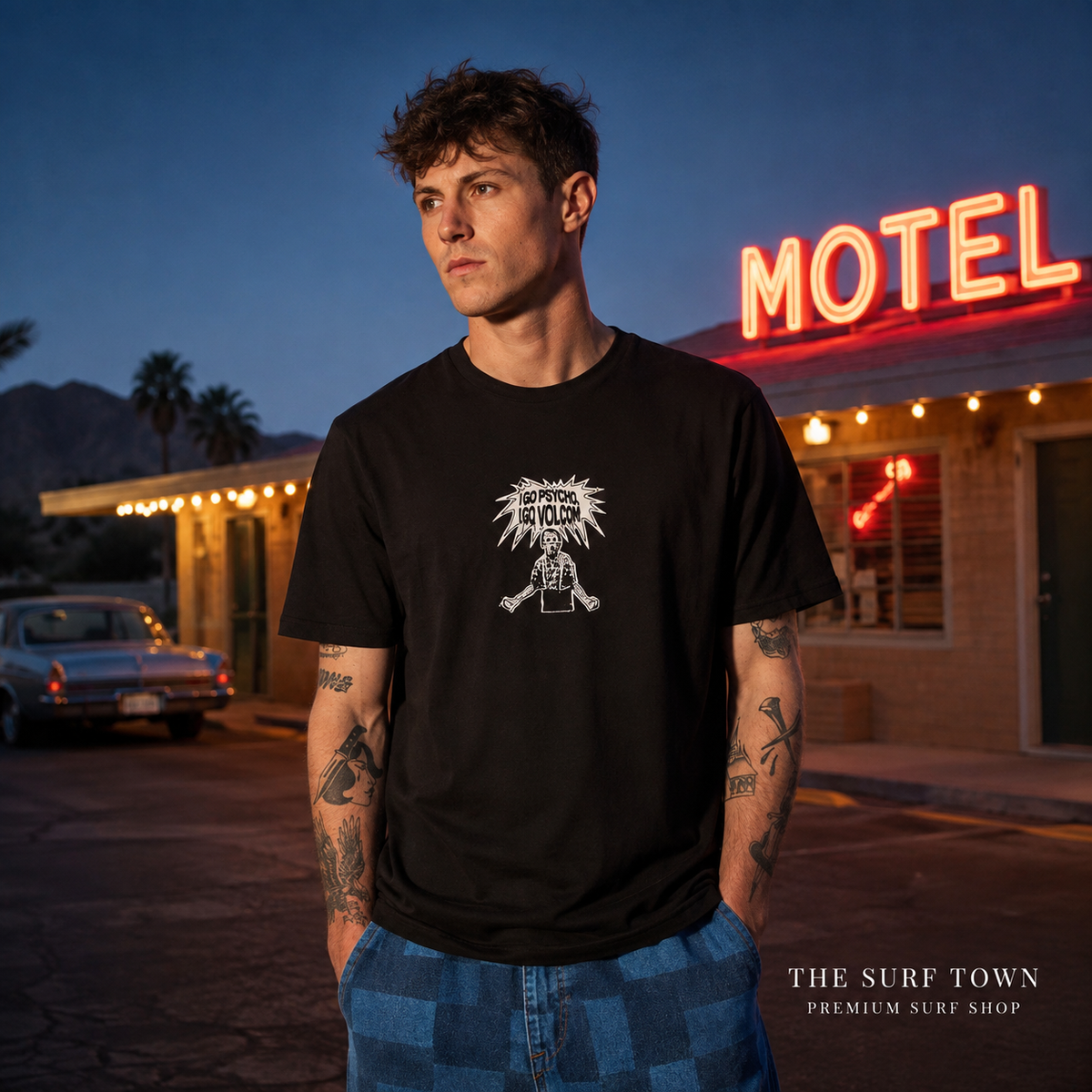 Camiseta Volcom I Go Psycho Black en motel retro del desierto - editorial The Surf Town