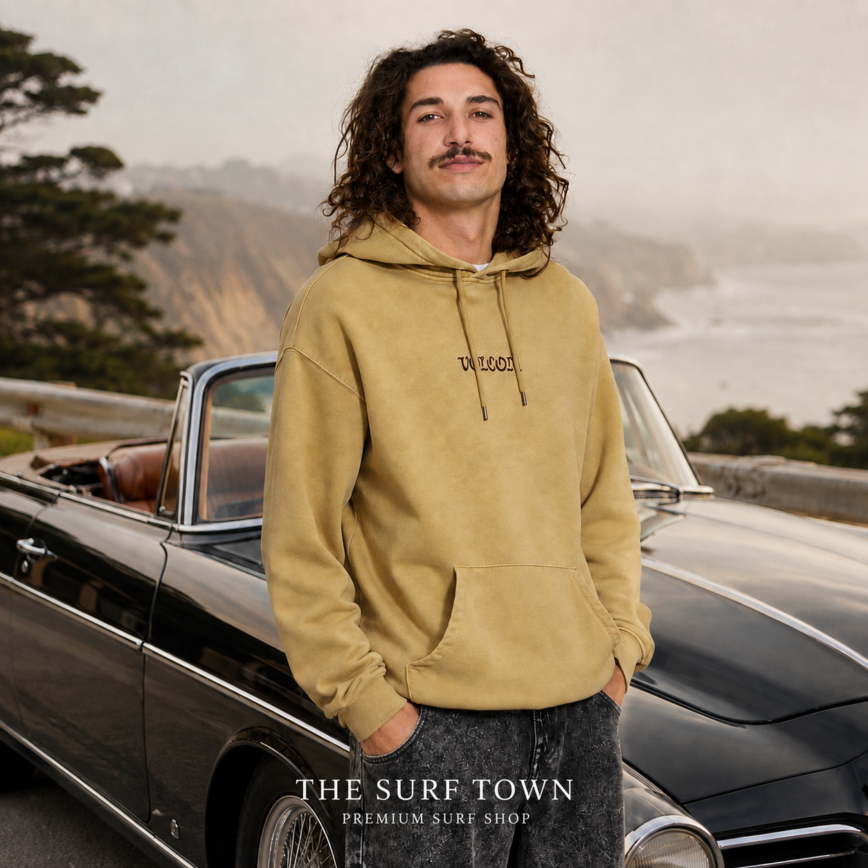 Sudadera Volcom Big Stone Mustard en mirador costero - editorial The Surf Town