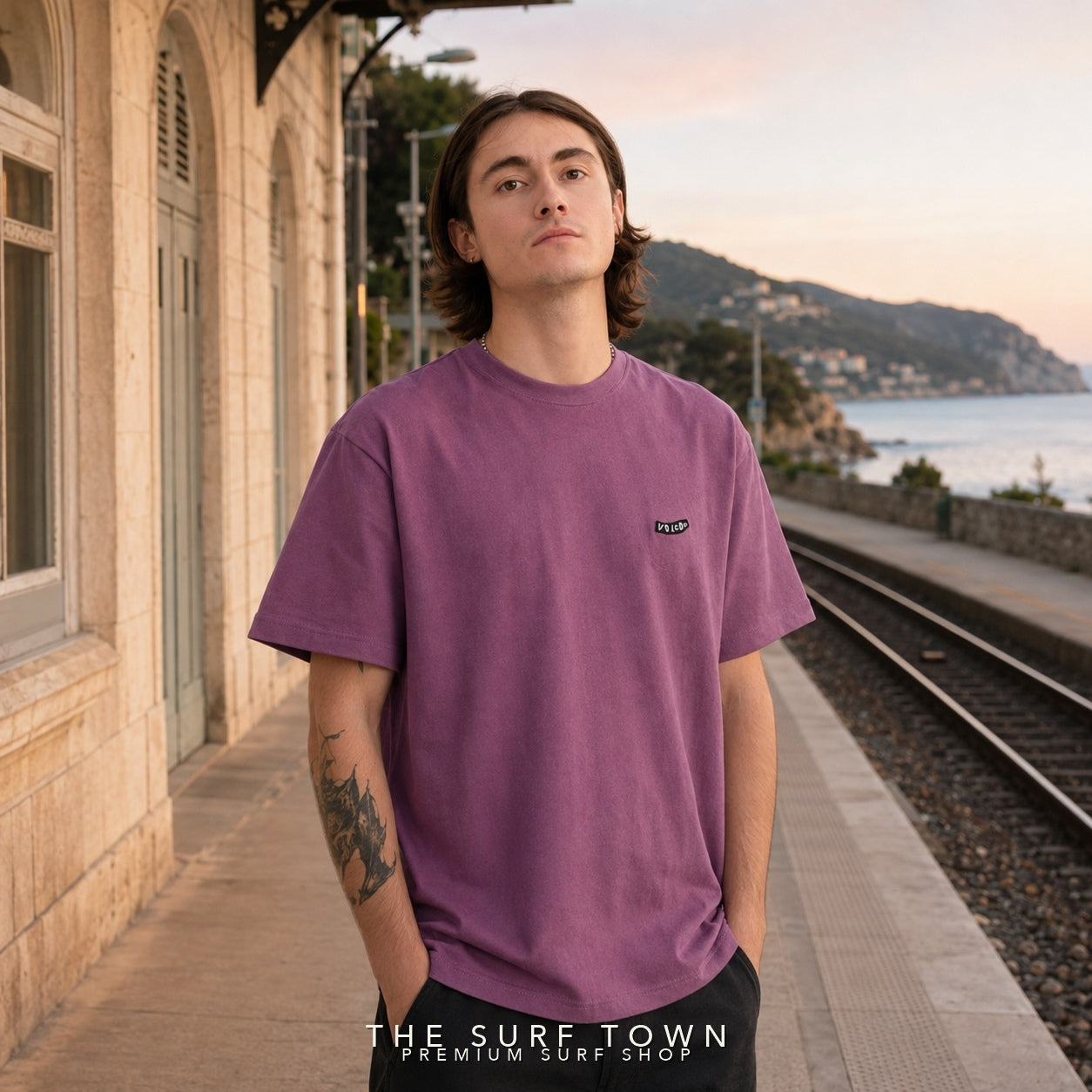 Camiseta Volcom Pistol Stone Orchid en editorial costera premium The Surf Town