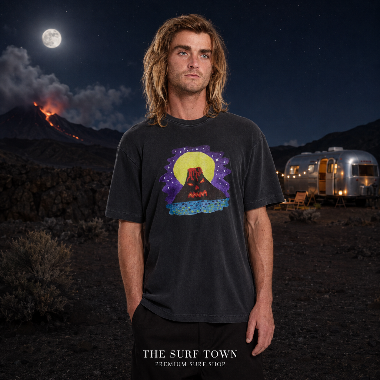 Camiseta Volcom Ozzy I Black en paisaje volcánico nocturno - editorial The Surf Town