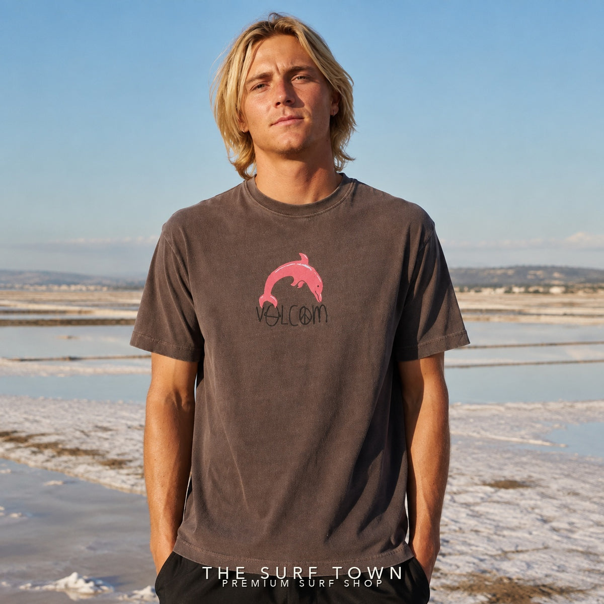 Camiseta Volcom Ozzy III Raisin en salinas mediterráneas - editorial The Surf Town