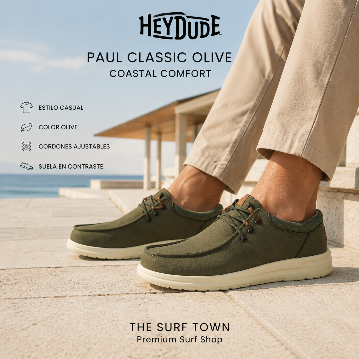 Hombre con Zapatillas HEYDUDE Paul Classic Olive en una imagen editorial propia de THE SURF TOWN junto al mar.