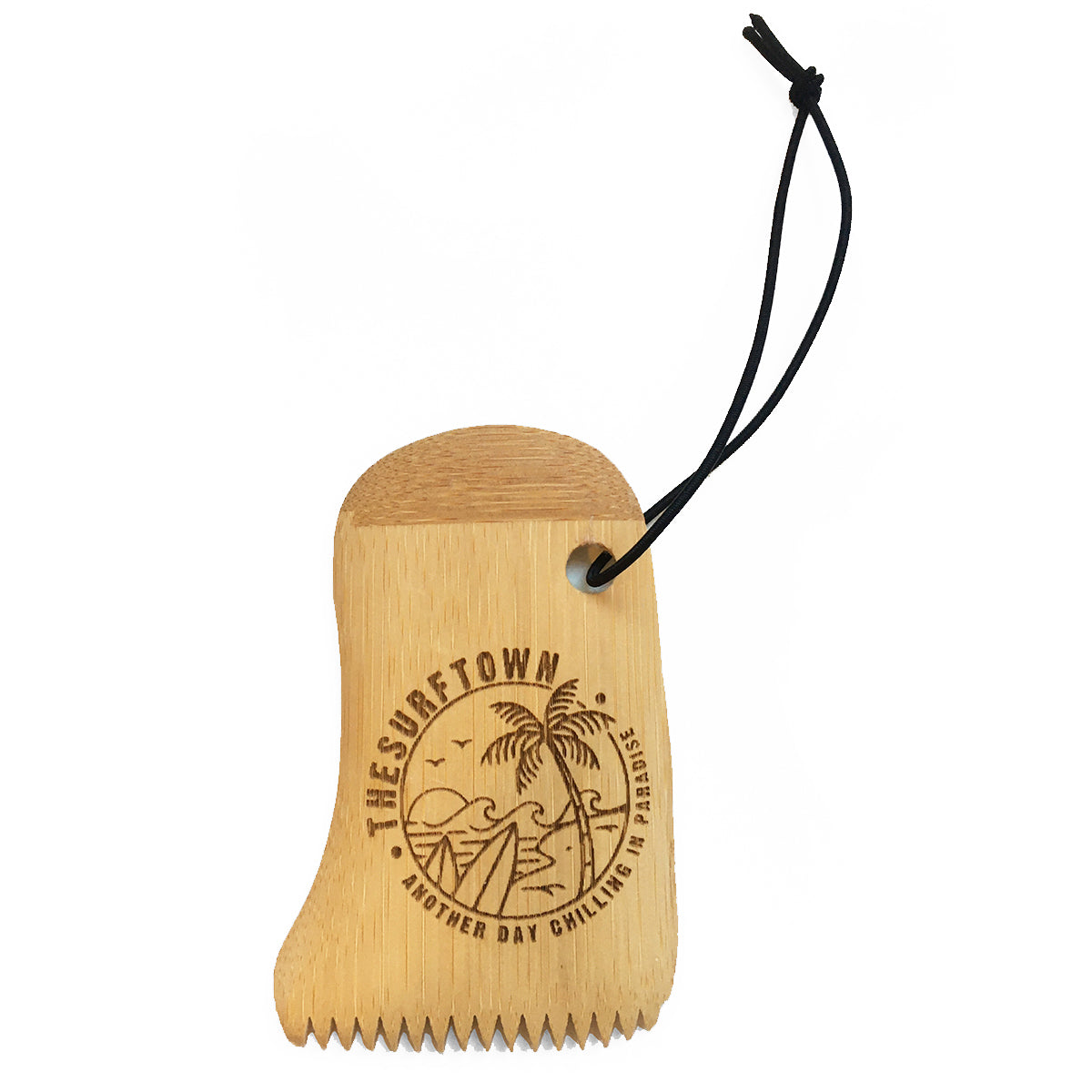 PEINE RASCADOR DE CERA DE MADERA "THE SURF TOWN" + CERA SEX WAX de regalo Peine rascador de cera fabricado en madera de bambú de alta resistencia con logo THE SURF TOWN Chilling in Paradise impreso a láser. Lleva elástico para poder colgarlo en el retrovisor del coche o la furgoneta, como los clásicos y auténticos peines de surf. Además son BIODEGRADABLES, para contribuir a que lleguen menos plásticos al mar.