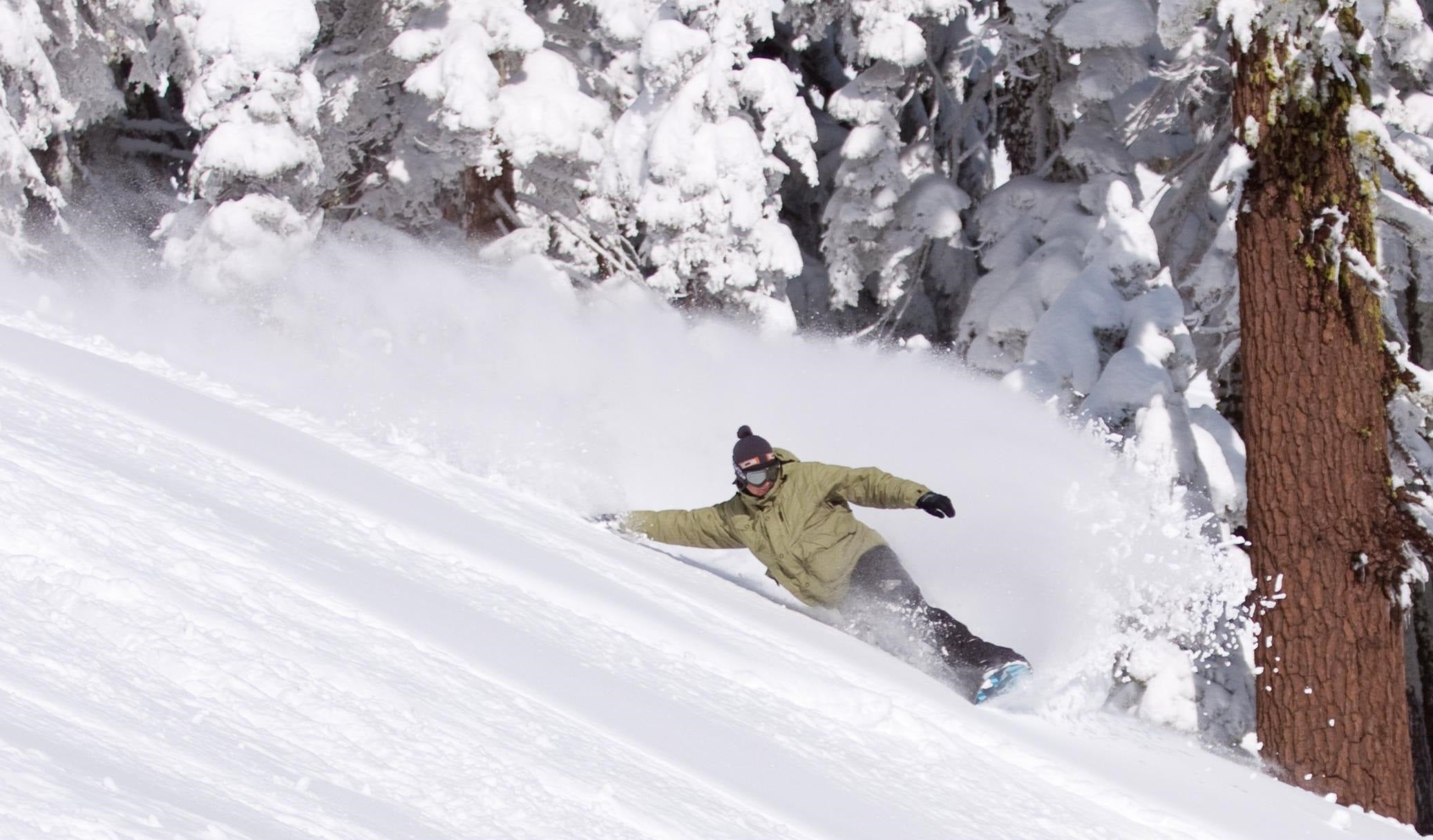 Snowboarder trazando un giro en nieve polvo en Alpine Meadows, Lake Tahoe; foto real usada en THE SURF TOWN JOURNAL. Foto: Ripley119 / Wikimedia Commons, CC BY-SA 3.0.