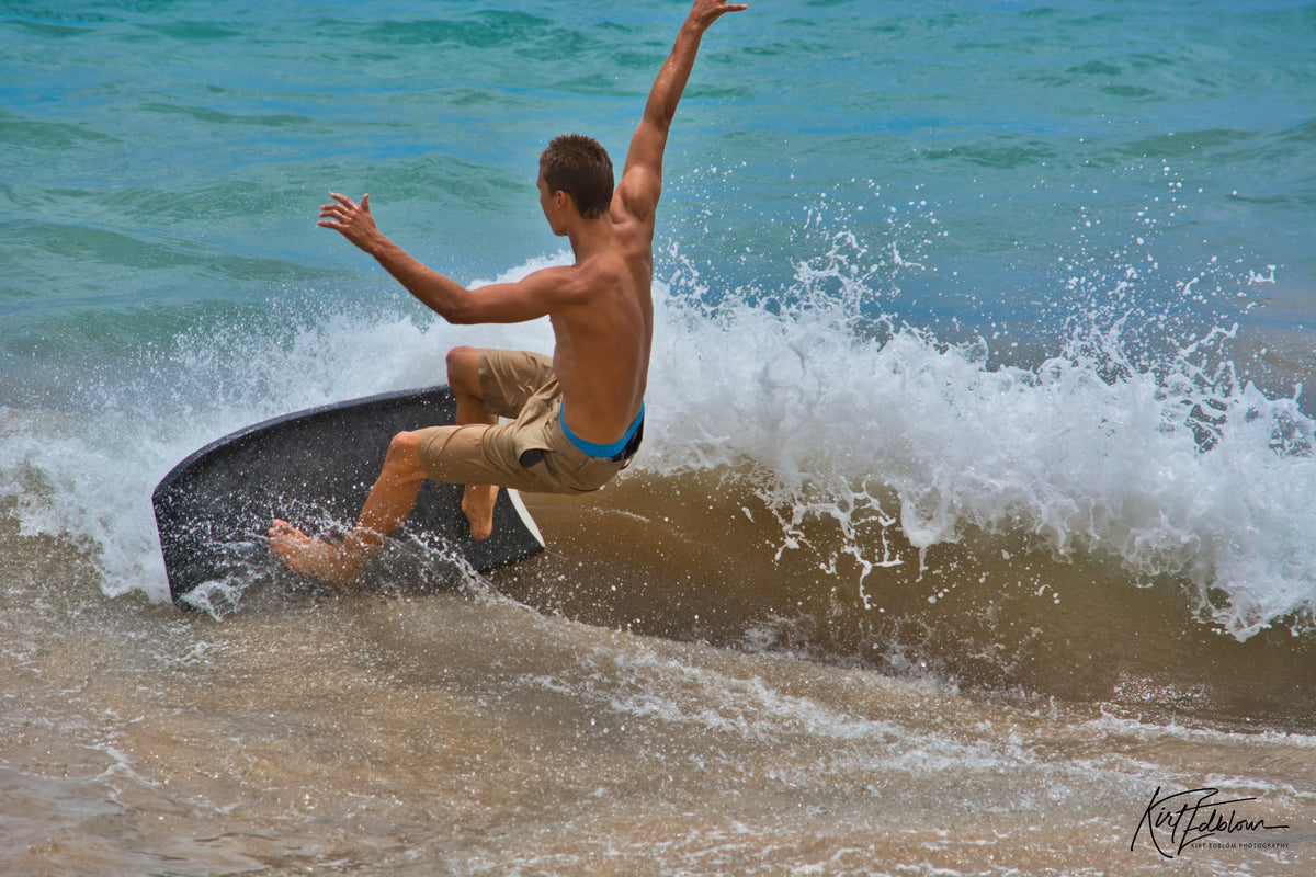 Bodyboarder sobre una ola en White Rock Beach