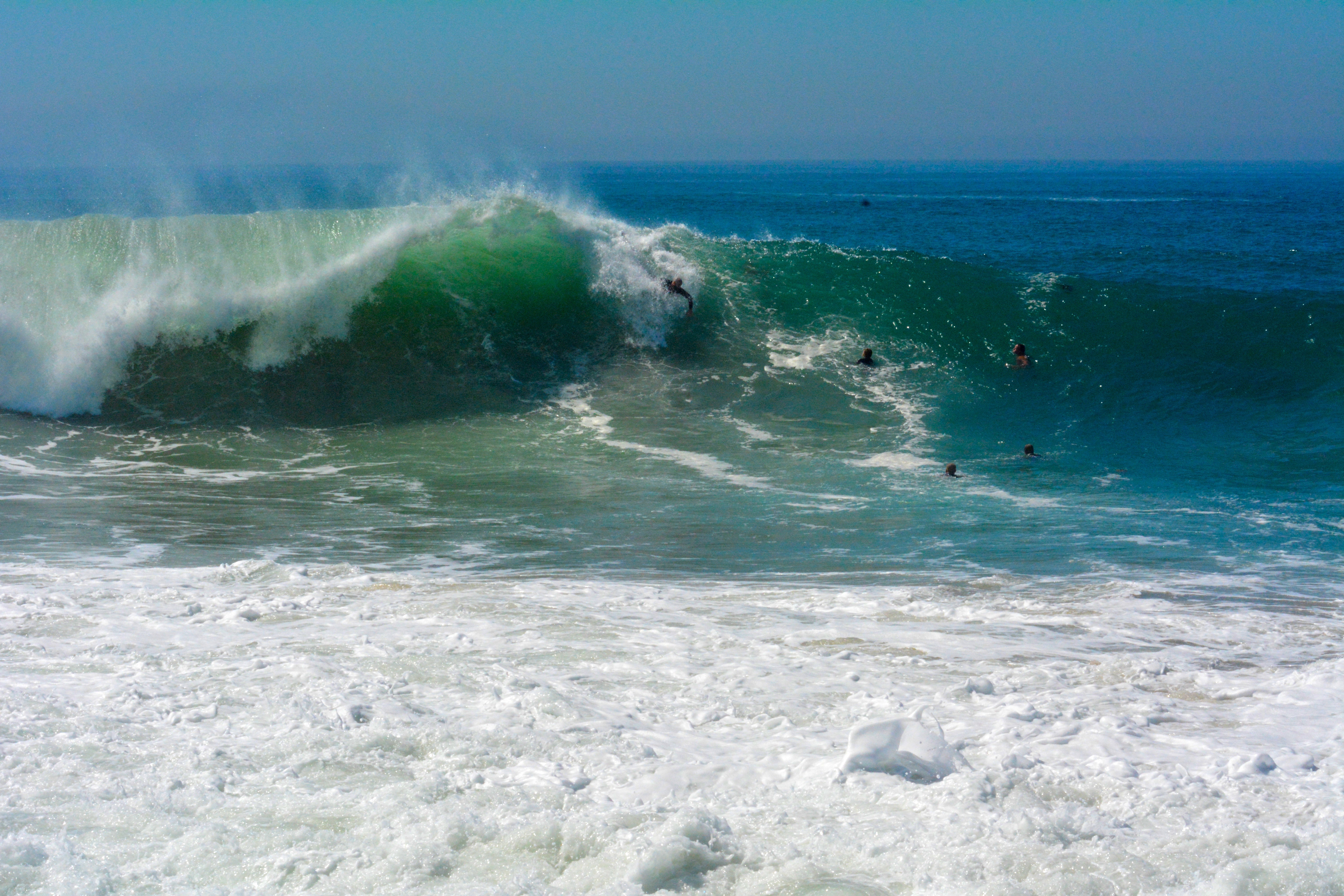 Bodysurfer dentro de una ola en The Wedge, Newport Beach