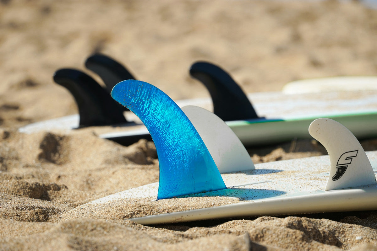 Quillas de surf montadas en tablas sobre la arena