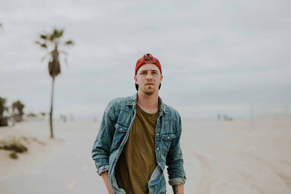Hombre con prenda vaquera en Venice Beach, fotografía real para guía de camisas y sobrecamisas de otoño de THE SURF TOWN JOURNAL. Foto: Brooke Cagle / Wikimedia Commons, CC0.