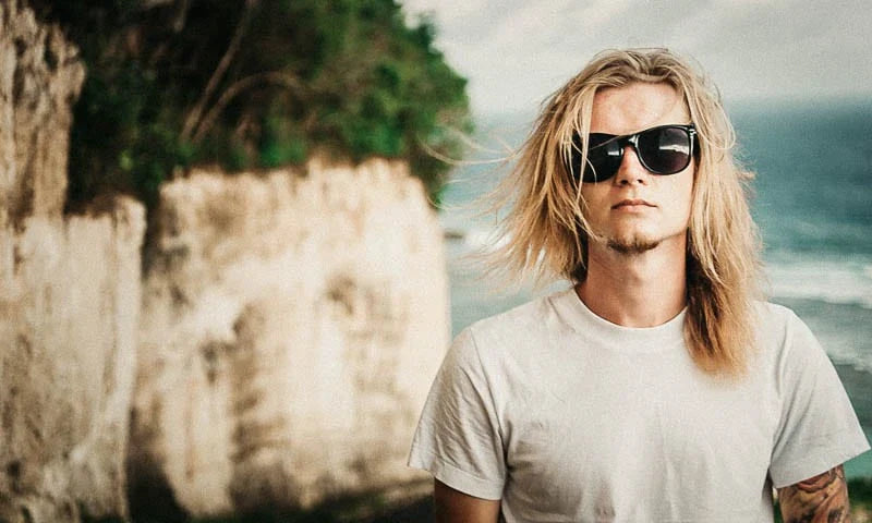 Cómo vestir con estilo surfero hombre y mujer verano 2026 con ropa surf premium y outfit beachwear