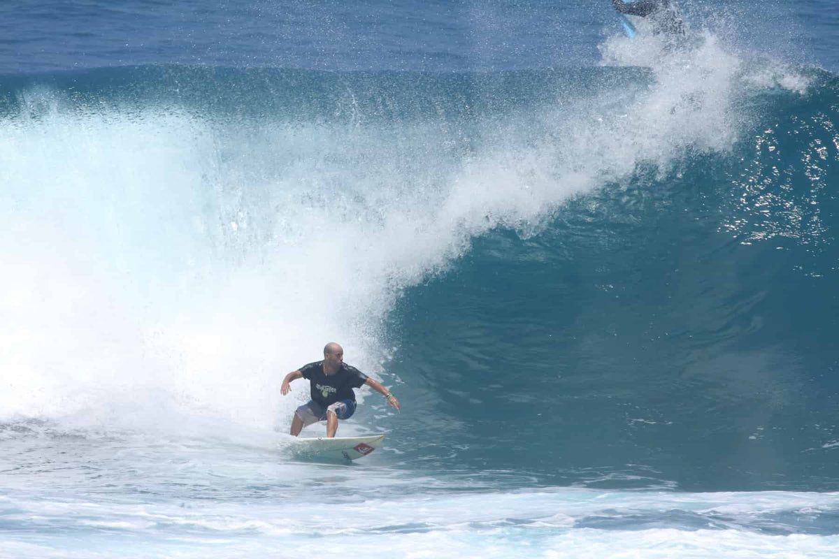 David Capi García surfeando en Somo. Foto: Escuela Cántabra de Surf.