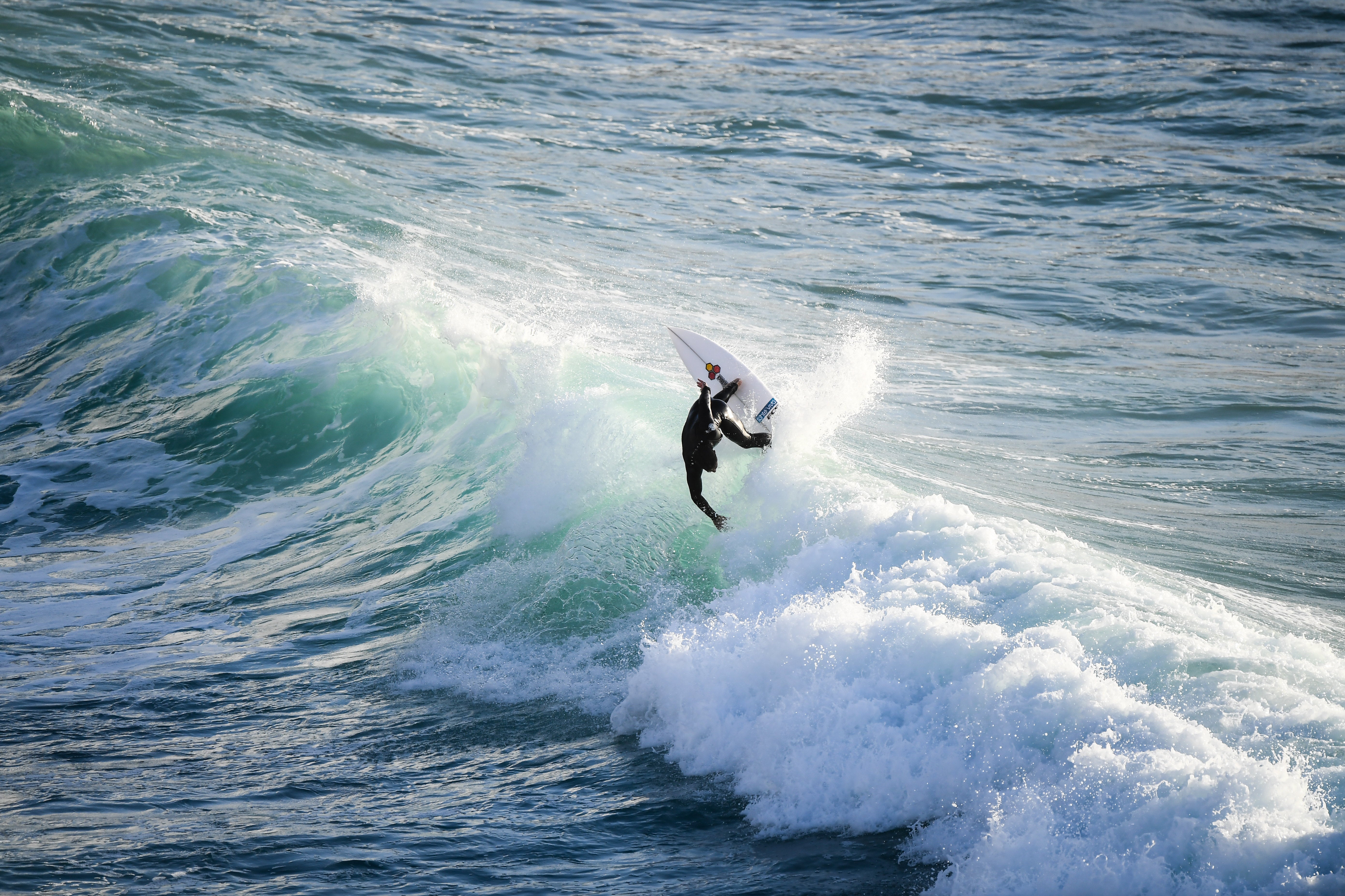 Surfista en Ribeira d’Ilhas, Ericeira, durante una sesión en el Atlántico. Foto: Stephen McCarthy / Web Summit / Sportsfile, CC BY 2.0.