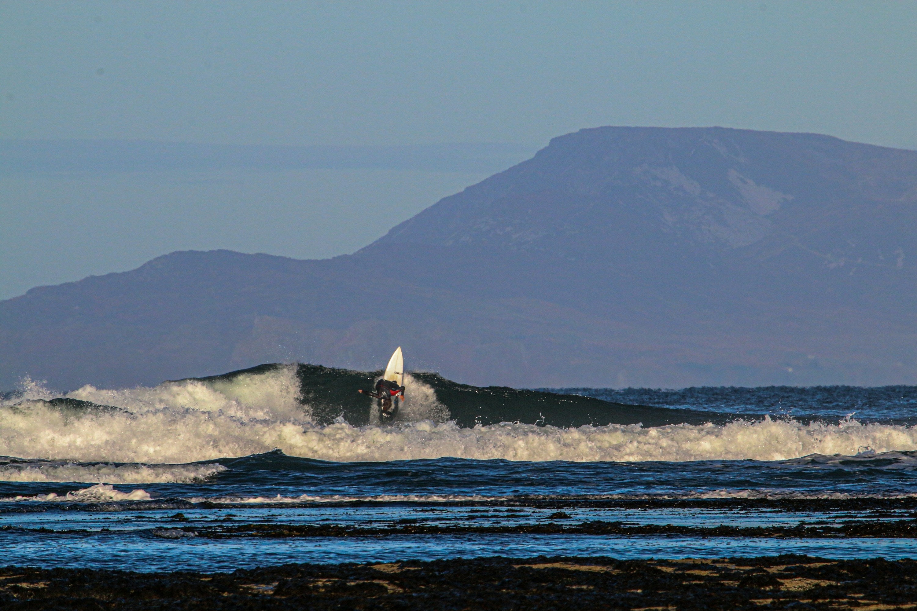 Surfista en una ola de Bundoran, sede del EuroSurf Junior 2026