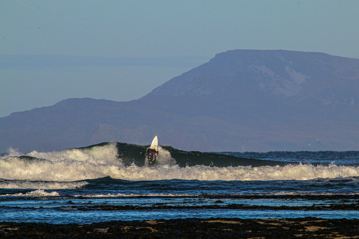 Surfista en una ola de Bundoran, sede del EuroSurf Junior 2026