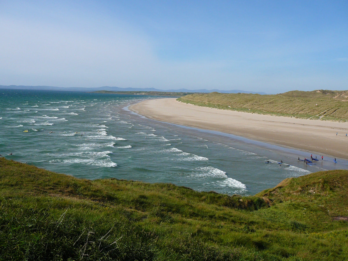 Surfistas en Bundoran Strand, Donegal, sede del EuroSurfJunior 2026 en Irlanda