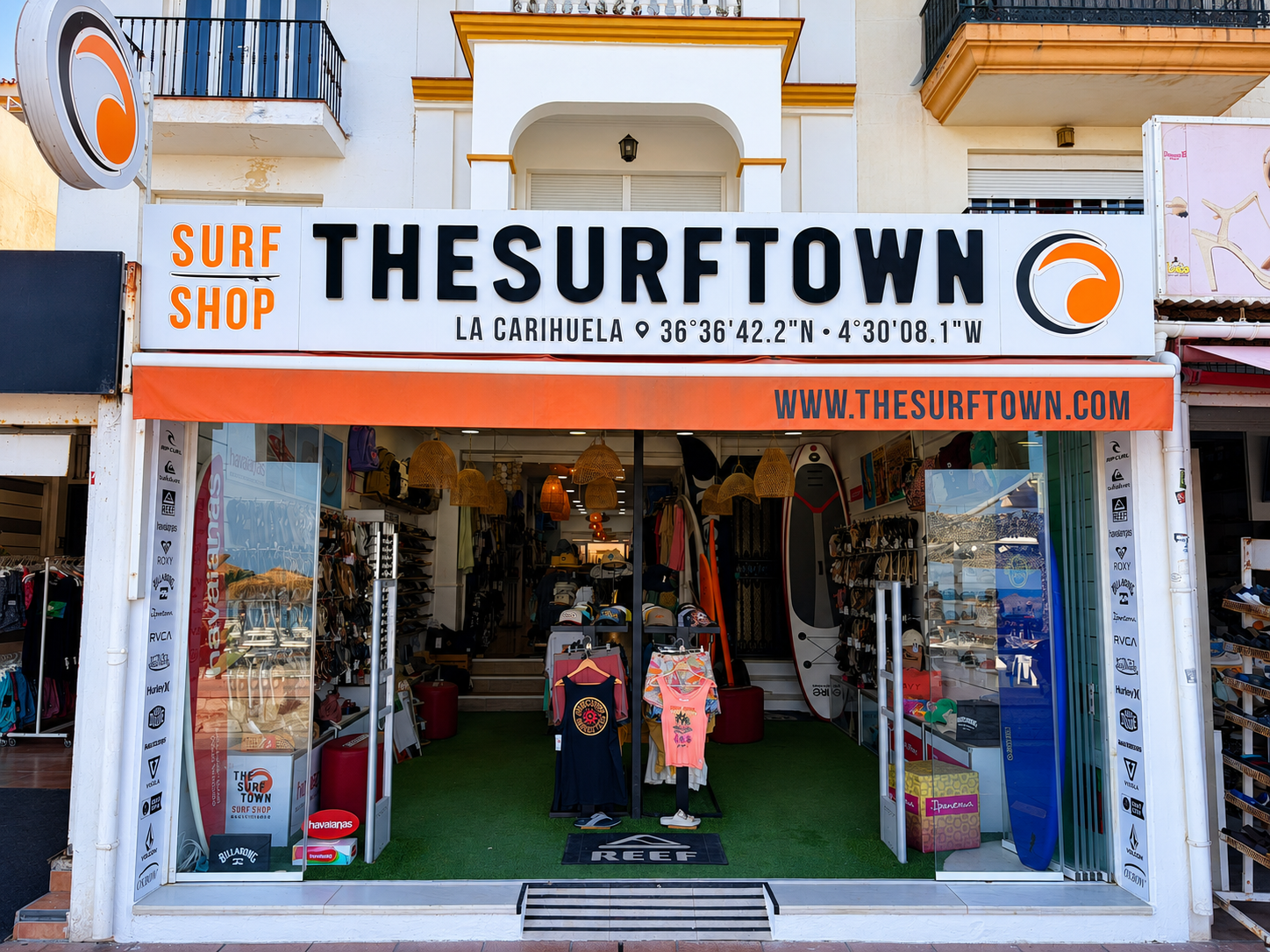 Tienda de surf THE SURF TOWN en La Carihuela Torremolinos Málaga - imagen editorial propia de THE SURF TOWN