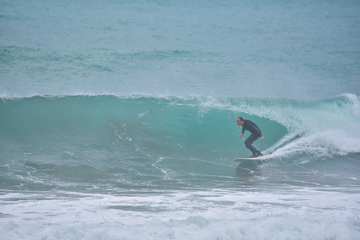 Surfista avanzando por el interior de una ola tubular