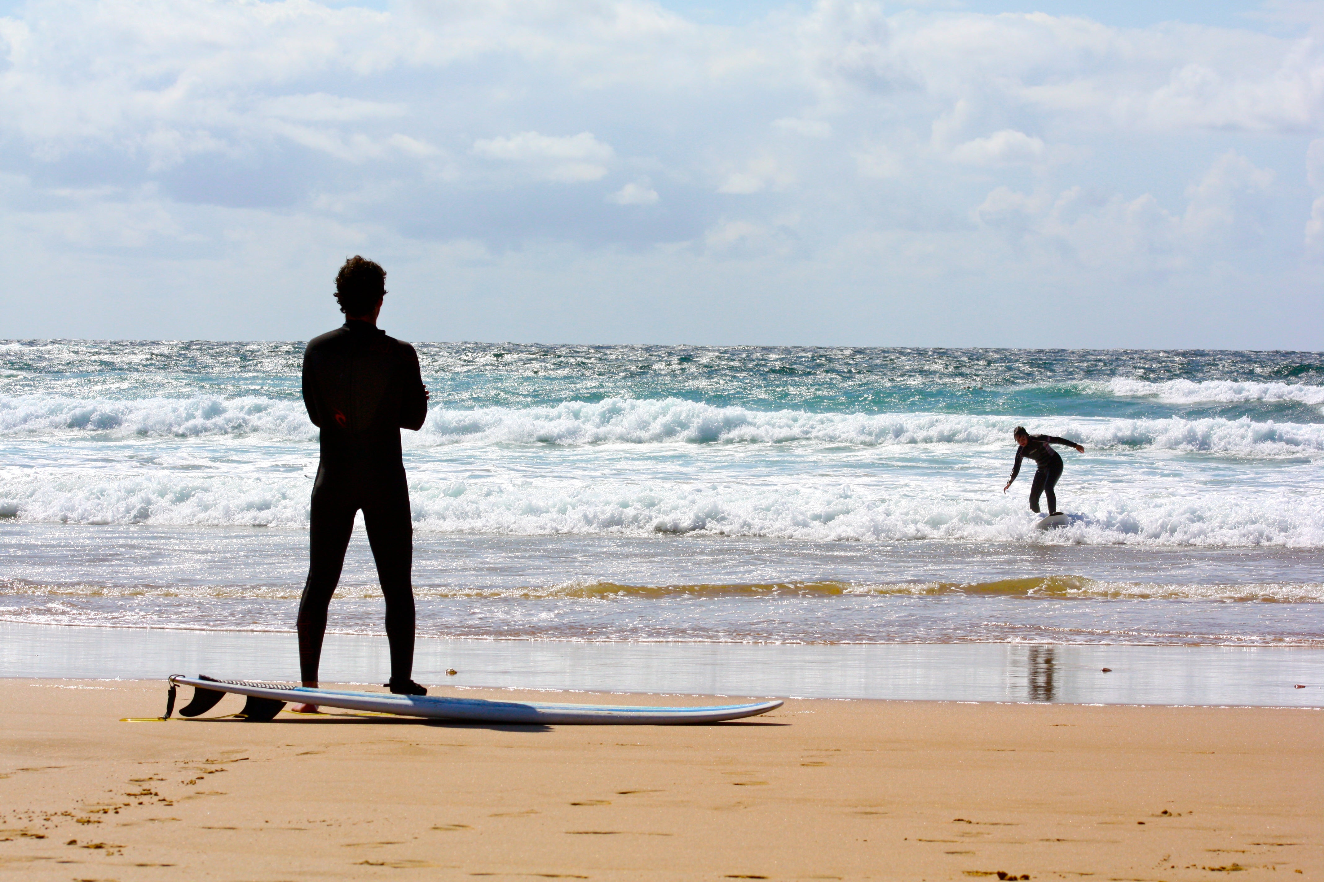 Surfistas preparando una sesión junto a la orilla
