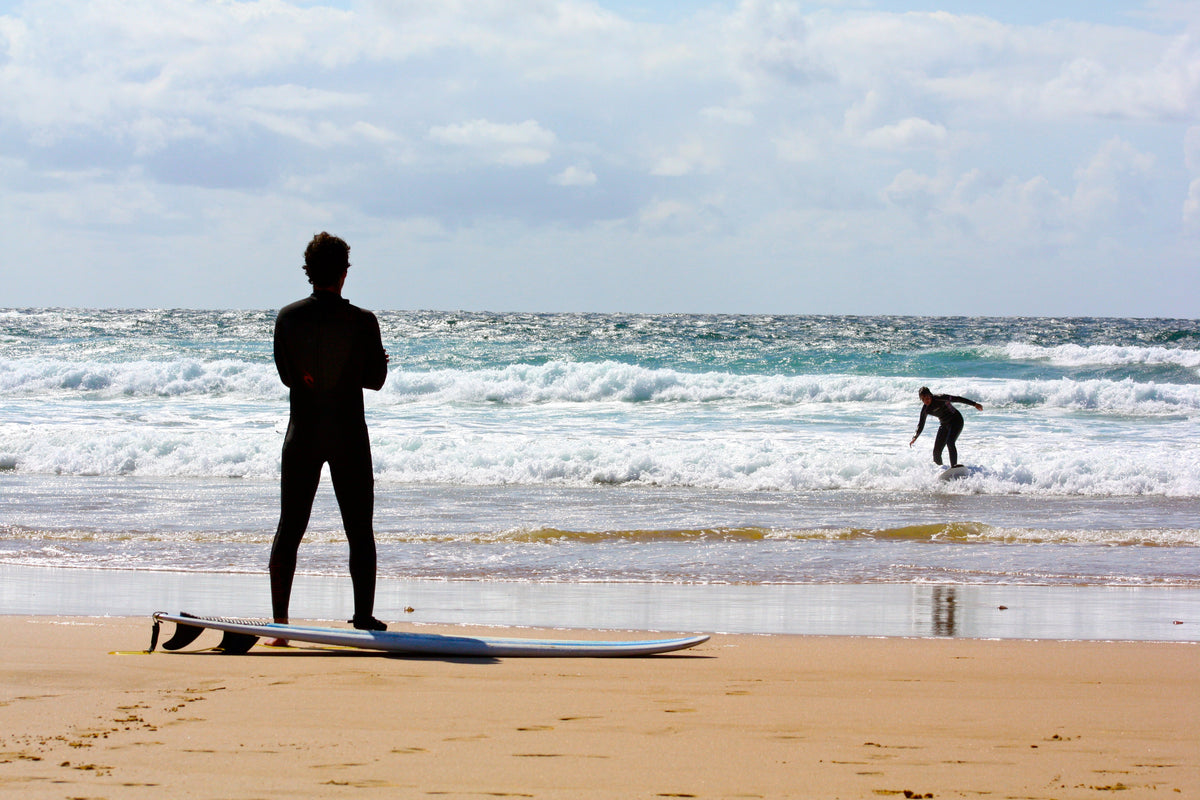 Surfistas preparando una sesión junto a la orilla