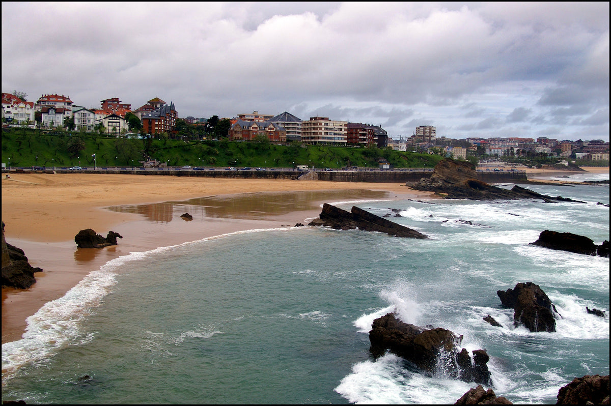 Olas de otoño en la playa del Camello de Santander