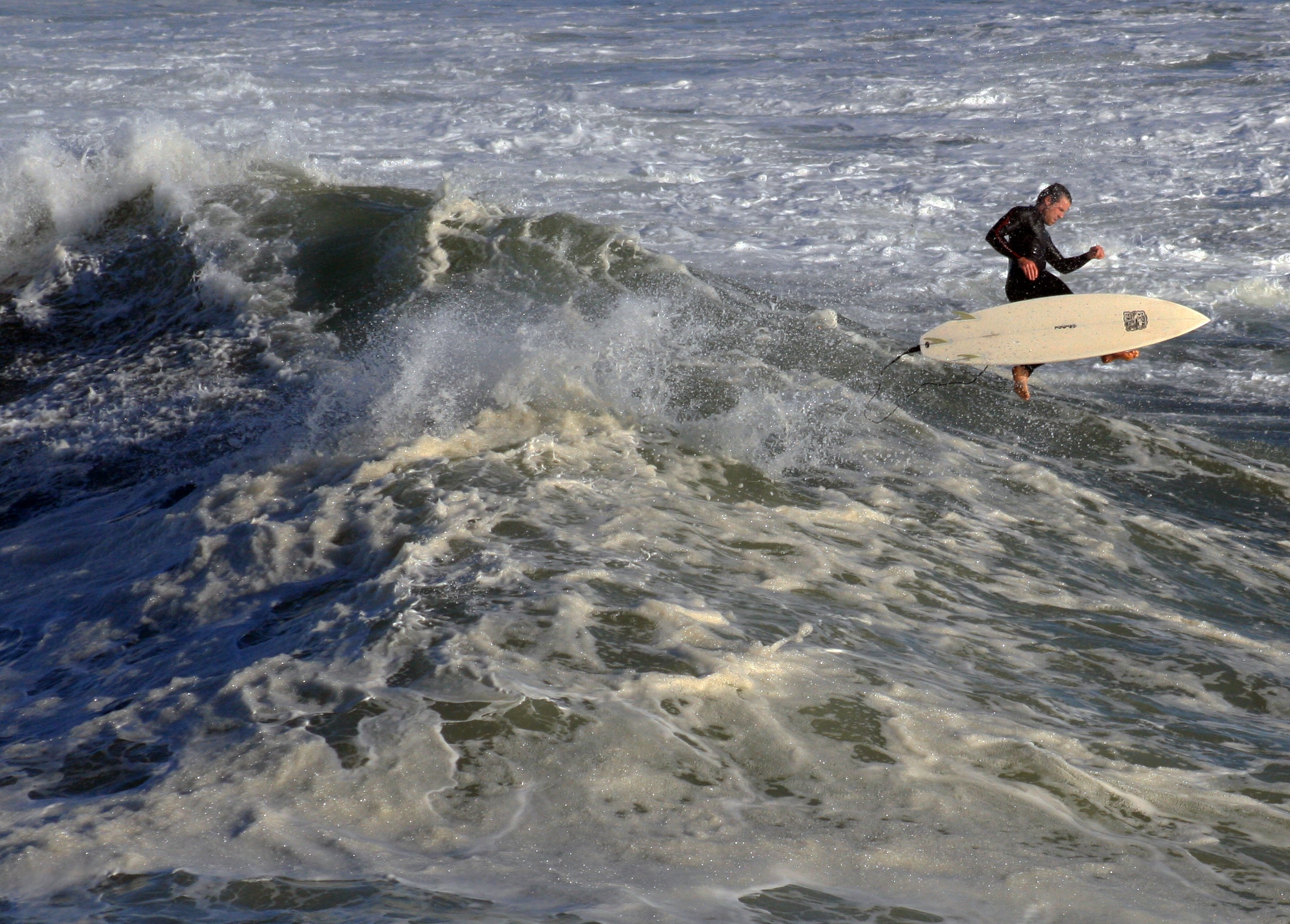 Surfista durante una caída en una ola de Santa Cruz, California