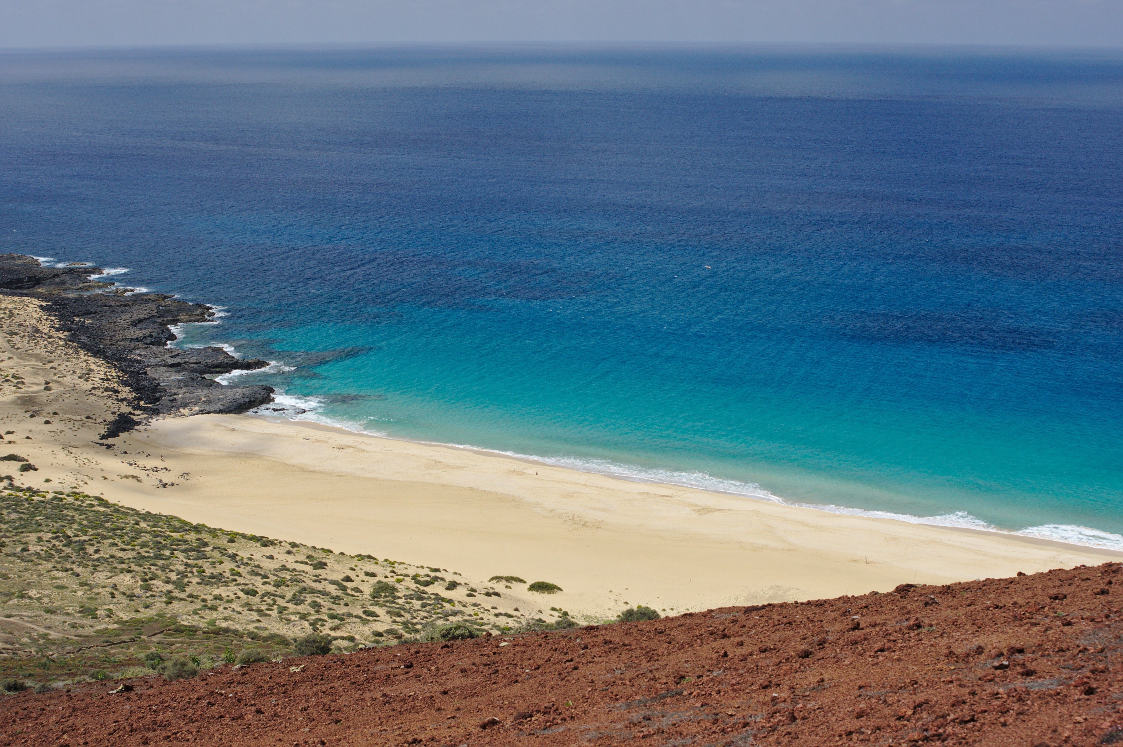 Vista real de Playa de Las Conchas desde Montaña Bermeja en La Graciosa