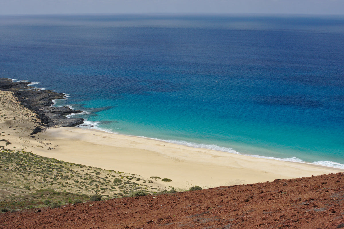 Vista real de Playa de Las Conchas desde Montaña Bermeja en La Graciosa
