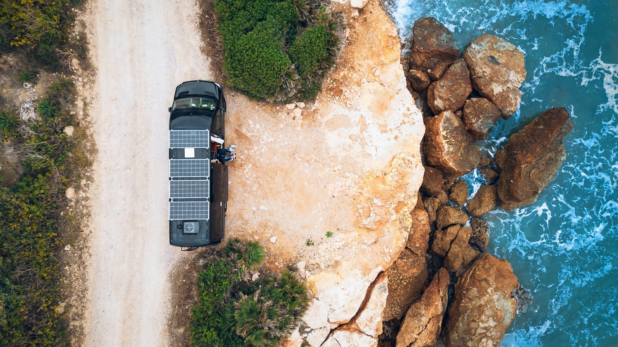 Camper aparcada frente a una costa rocosa en Peñíscola
