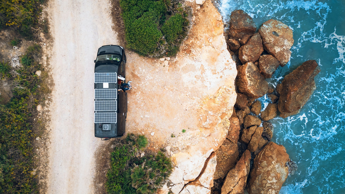Camper aparcada frente a una costa rocosa en Peñíscola