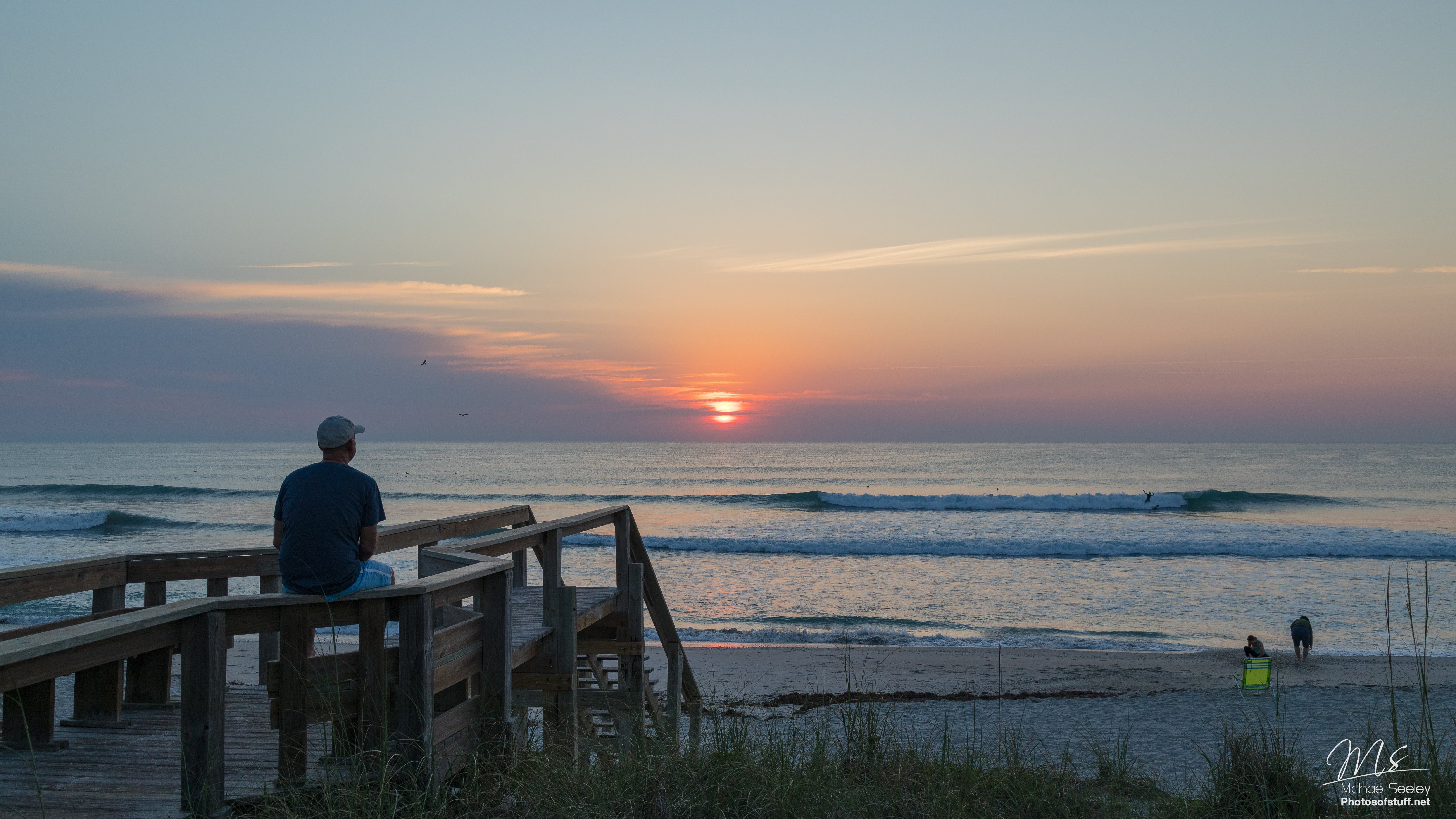 Amanecer sobre las olas de Satellite Beach, Florida