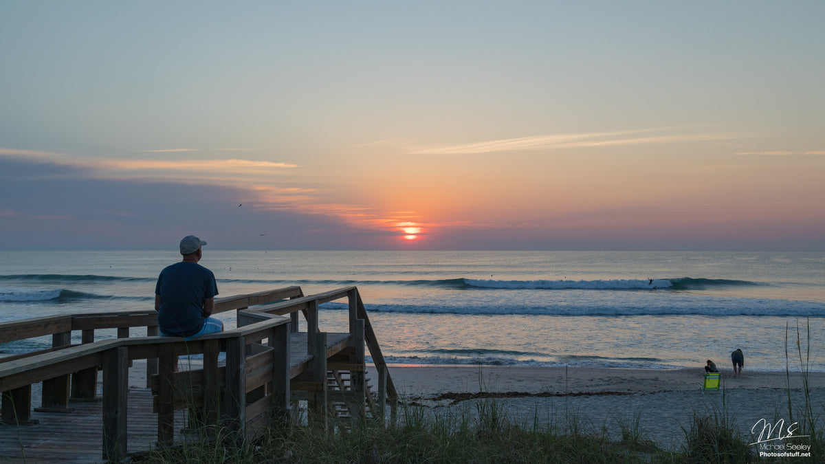 Amanecer sobre las olas de Satellite Beach, Florida