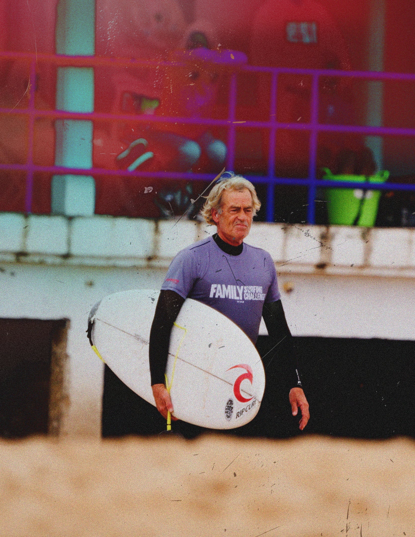 Tom Curren con su tabla y la camiseta del Family Surfing Challenge durante la edición de 2025