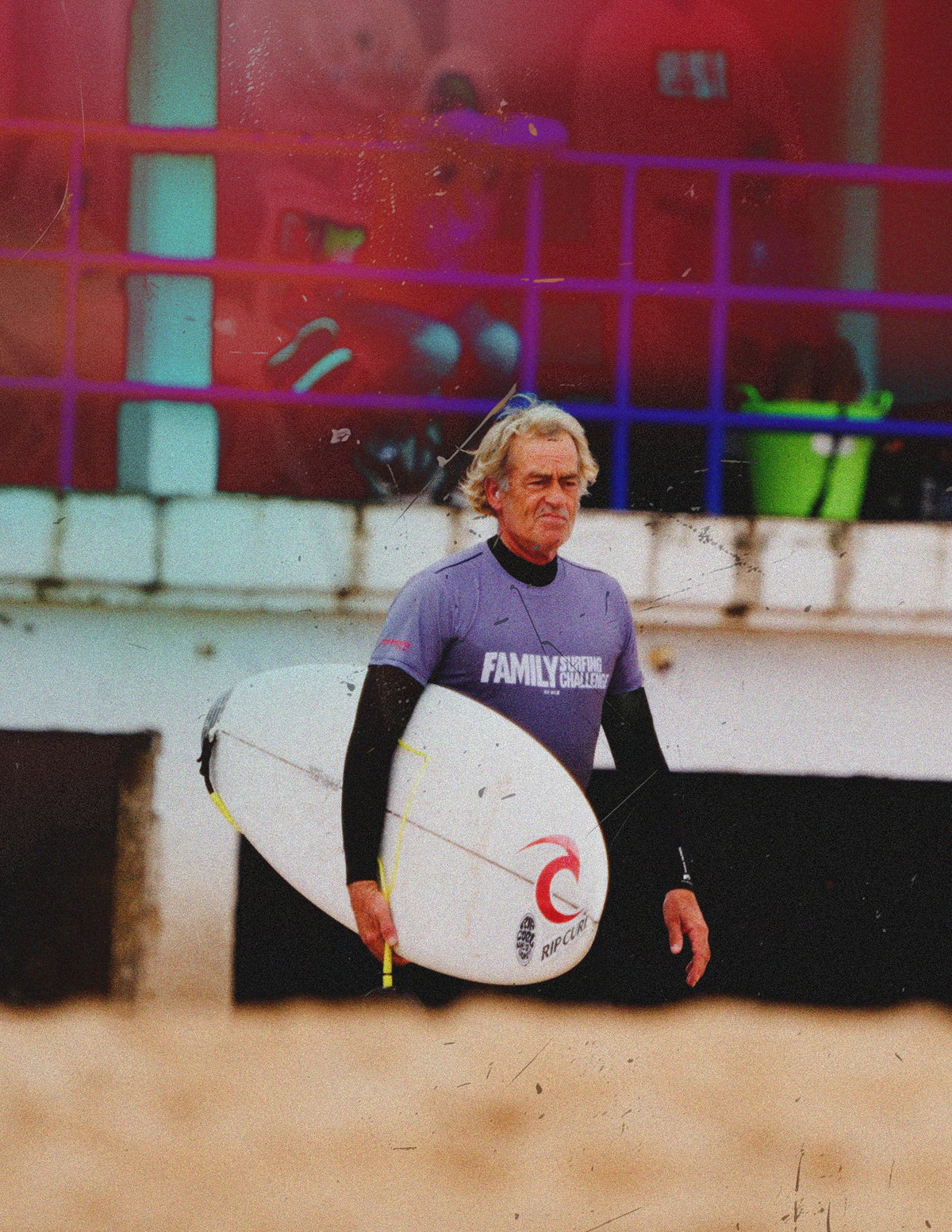 Tom Curren con su tabla y la camiseta del Family Surfing Challenge durante la edición de 2025