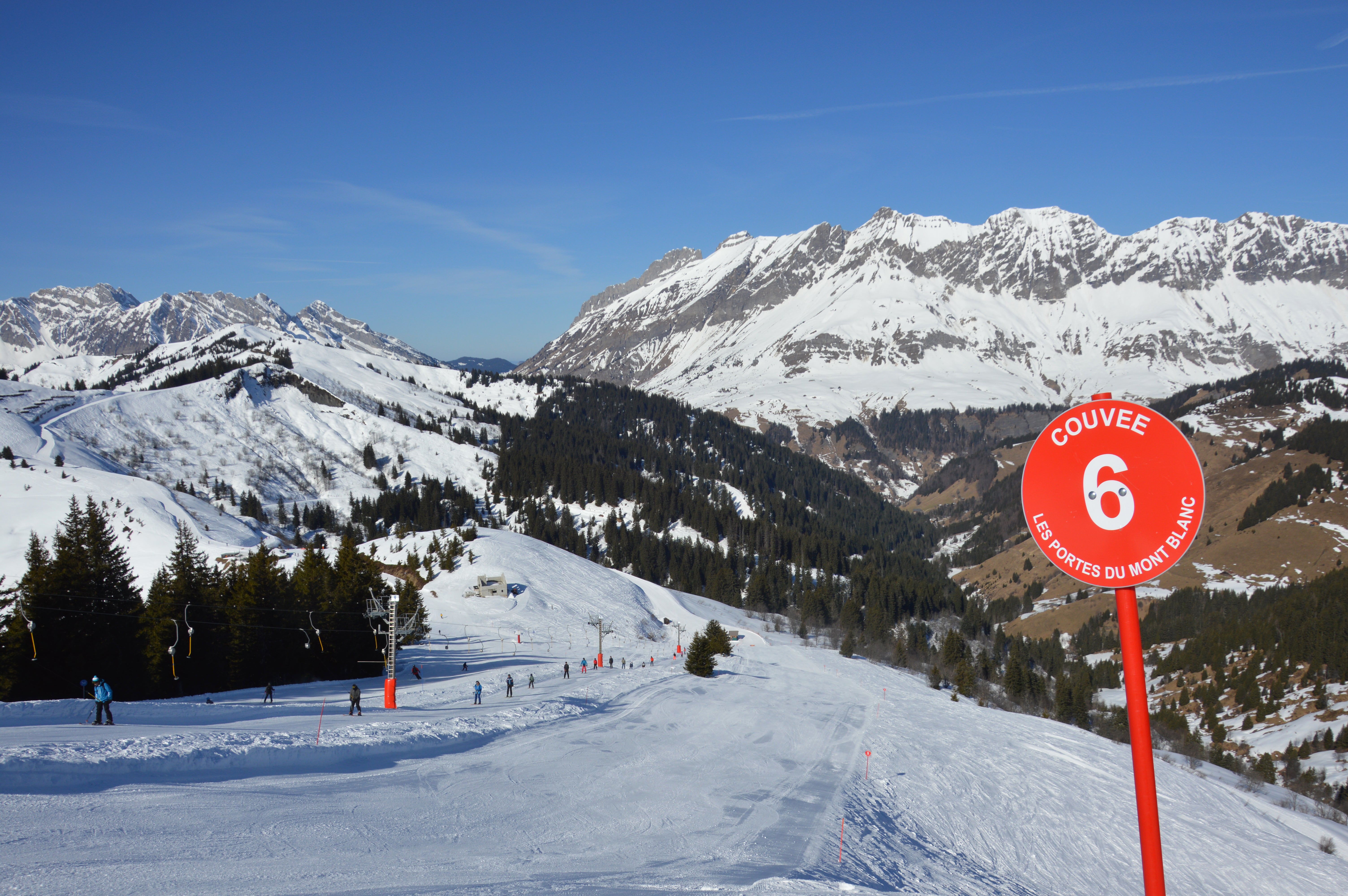 Pista Couvée y montañas de Aravis vistas desde Le Christomet, La Giettaz