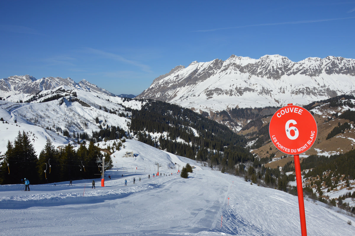 Pista Couvée y montañas de Aravis vistas desde Le Christomet, La Giettaz
