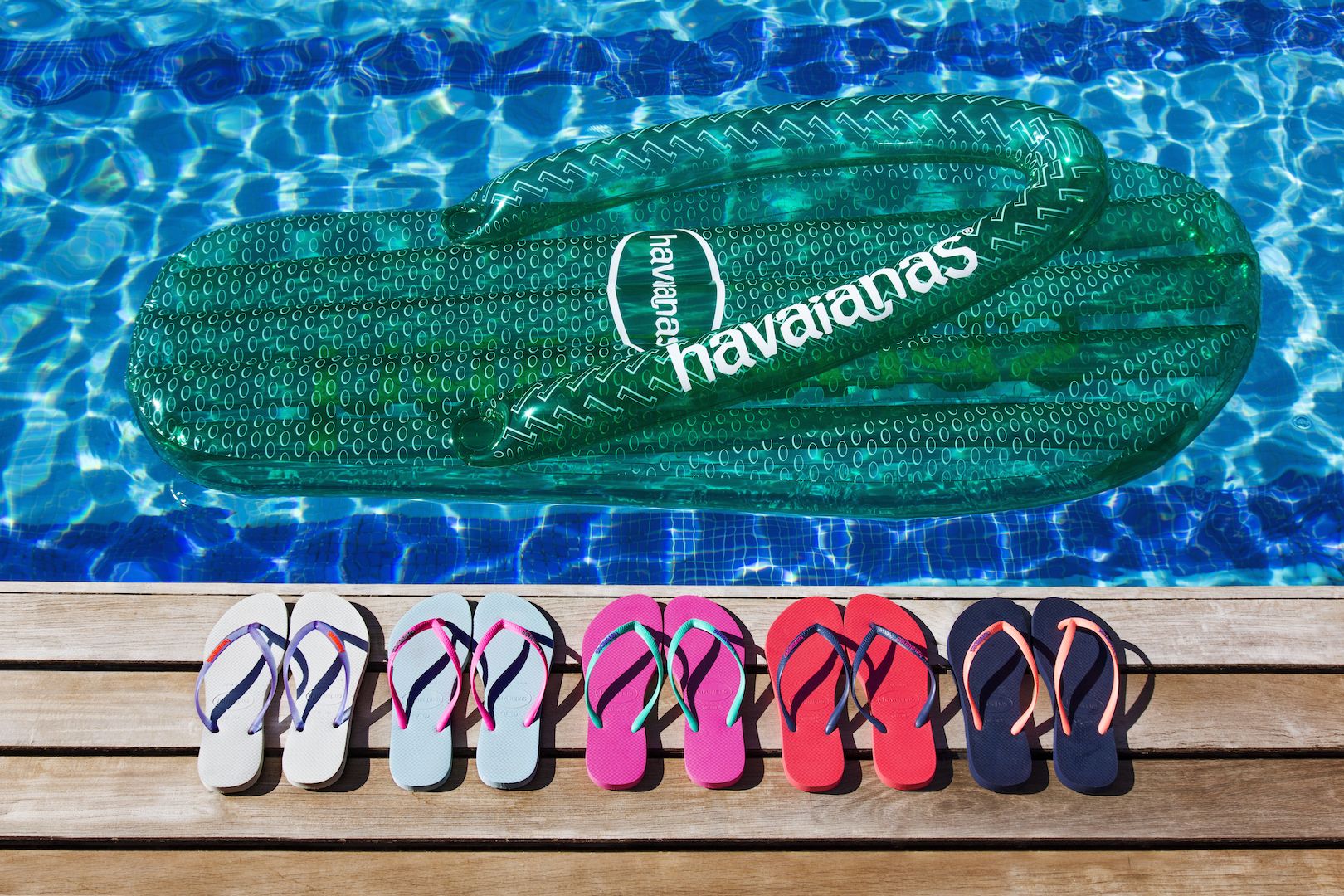Limpieza de chanclas Havaianas con agua y jabón para mantenerlas como nuevas durante varios veranos