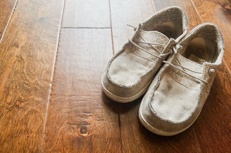 como limpiar zapatillas HEY DUDE paso a paso sin dañarlas